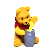 Disney Medvídek Pú Mini figurka - Medvídek sedící s hrnkem medu, 1 kus, 5 cm