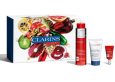 Clarins Men Energizing Essentials energizující pleťový gel 50 ml + čisticí pěnivý gel 30 ml + energizující oční gel-krém proti známkám únavy 3 ml + kosmetická taška, kosmetická sada pro muže