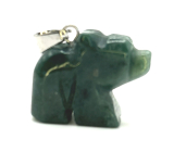 Chalcedon zelený Medvěd přívěsek přírodní kámen, ručně broušená figurka 1,8 x 2,5 x 8 mm, kámen lásky, radosti