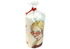 Emocio Láska - Dívka s brýlemi, srdce bílá svíčka válec 60 x 110 mm